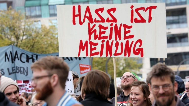 3000 de oameni au participat în oraşul german Hanau la o manifestaţie împotriva urii