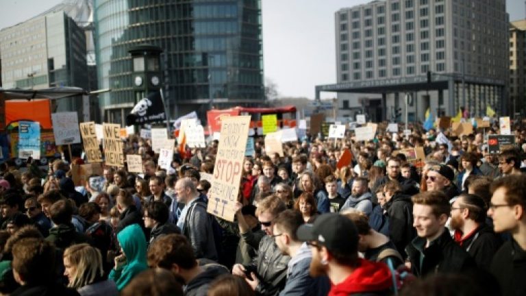 Mii de persoane au manifestat în Germania pentru pace şi împotriva înarmării, cu ocazia tradiţionalelor marşuri de Paşte