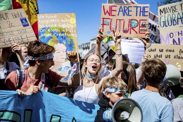 Mii de militanţi pentru climă au protestat în întreaga Germaniei împotriva construirii de noi autostrăzi