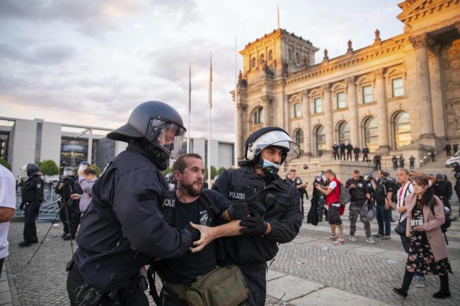 Ciocniri la Berlin între poliţie şi manifestanţi împotriva restricţiilor sanitare