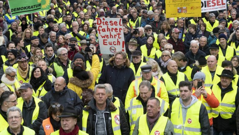 „Vestele galbene” au apărut și în Germania! Oamenii protestează împotriva interzicerii motoarelor diesel