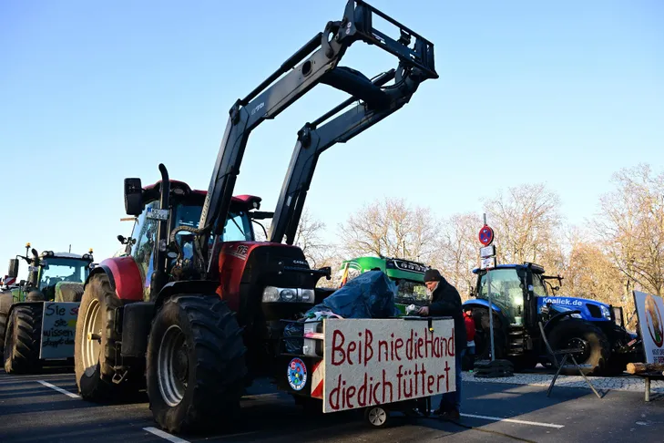 Agricultori germani paralizează Germania. Autostrăzi și șosele blocate după scăderea subvențiilor la motorină
