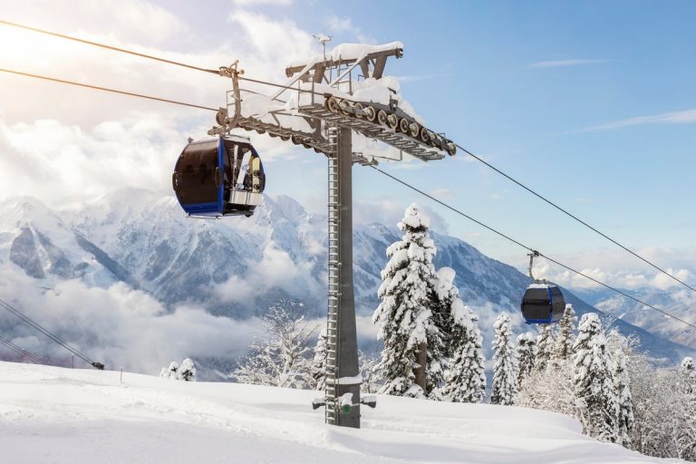 Patru turişti veniţi la schi în Austria, grav răniţi după ce o gondolă s-a desprins de pe cablu