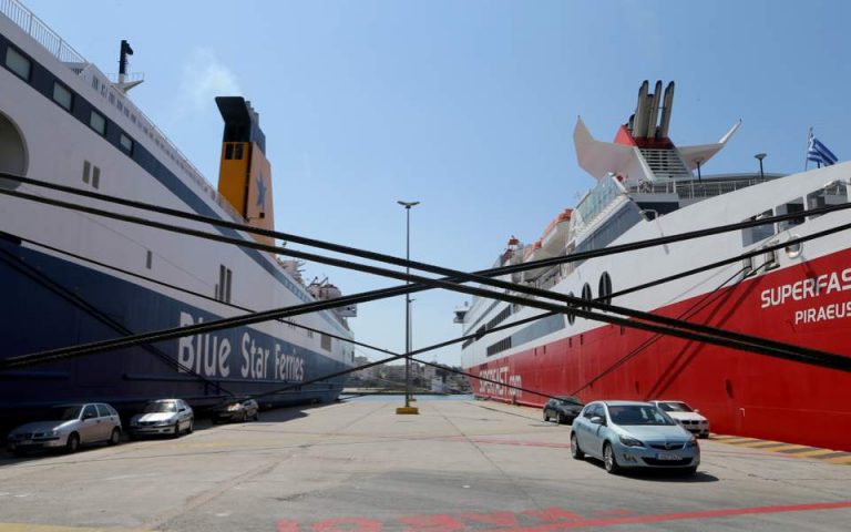 Continuă greva feriboturilor în Grecia; legăturile maritime vor fi perturbate din nou marţi