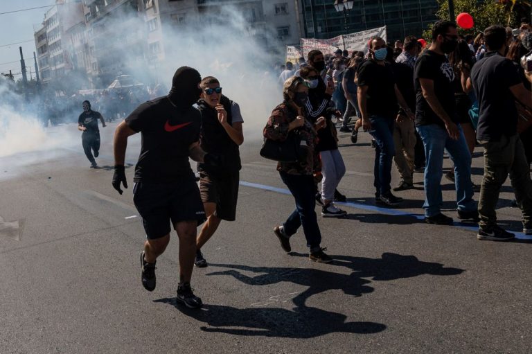 Incidente la Atena în timpul unei manifestaţii a mii de studenţi în faţa parlamentului elen