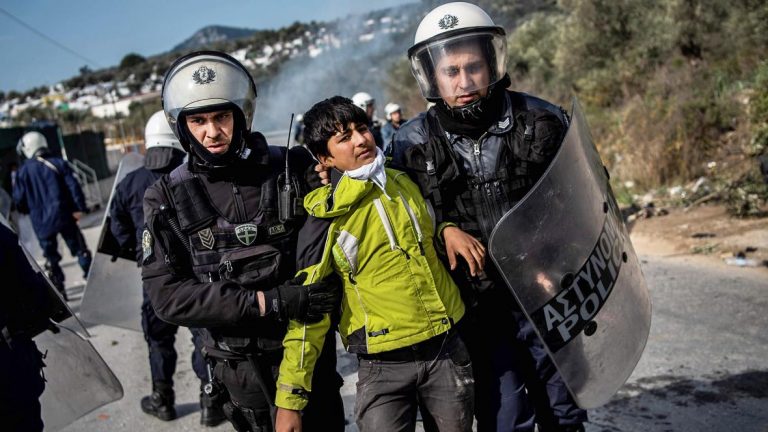 Grecia este obligată să elibereze sute de copii-migranţi