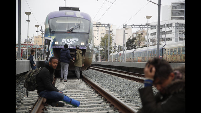Traficul feroviar între Atena şi Salonic, perturbat de un protest al solicitanţilor de azil