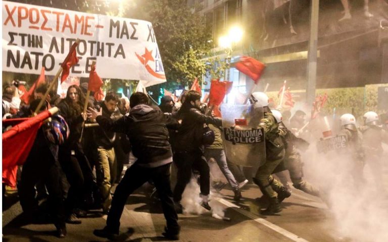 Poliţia greacă a folosit gaze lacrimogene împotriva unui grup de profesori care a încercat să intre în Parlamentul de la Atena