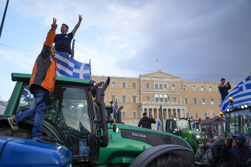 Protest al fermierilor greci cu tractoarele în fața parlamentului din Atena