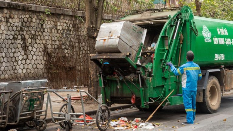 O femeie, salvată după ce a rămas blocată în bena unui camion de gunoi