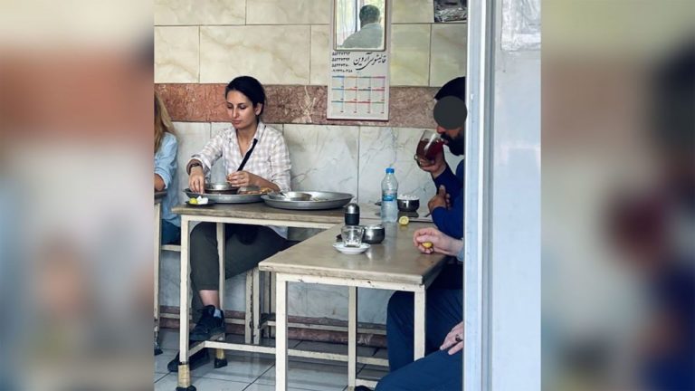 Forțele de securitate iraniene au arestat o femeie care a mâncat în public la restaurant fără hijab