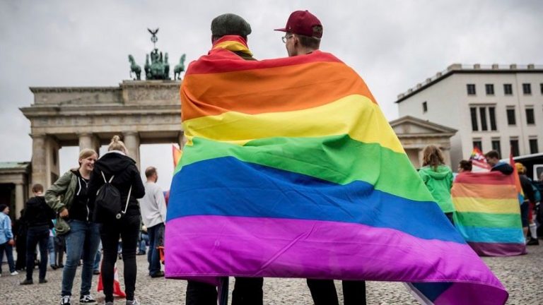 Guvernul ceh susține legalizarea căsătoriilor homosexuale