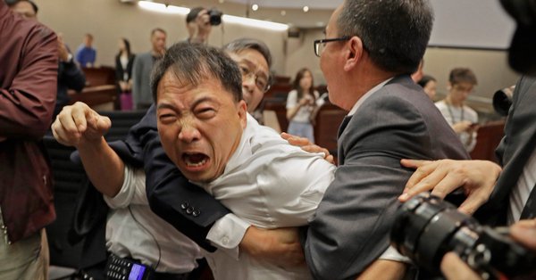 Bătaie ca în filme în parlamentul din Hong Kong: Mai mulţi deputaţi au fost răniţi