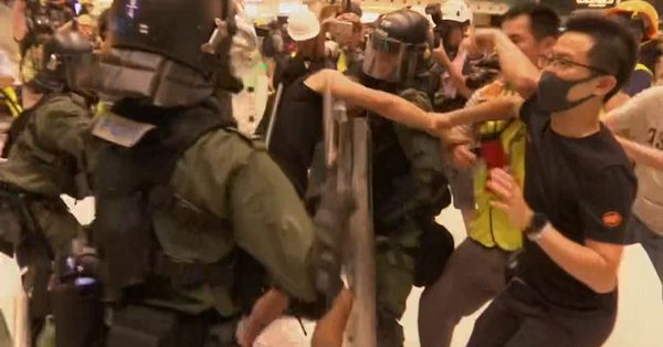 Hong Kong: 43 de protestatari acuzaţi de revoltă au fost eliberaţi pe cauţiune