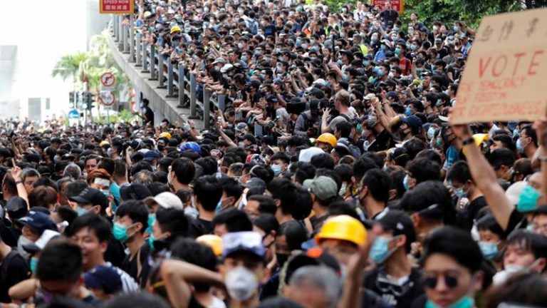 Protestatarii din Hong Kong au fost luaţi la bătaie cu bâtele – VIDEO