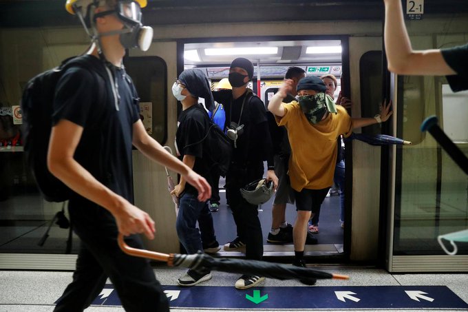 Traficul feroviar din Hong Kong, perturbat de sute de protestatari