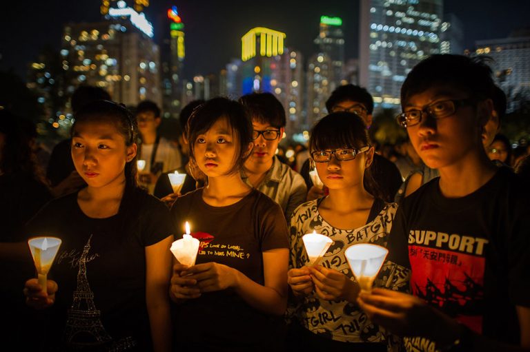 Hong Kong: Mii de persoane, s-au adunat în piaţa Tienanmen pentru a comemora masacrul din 1989
