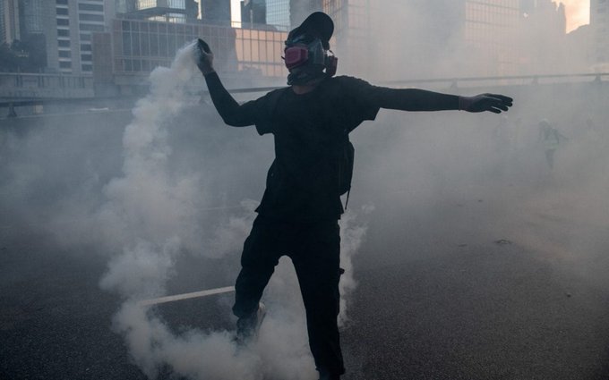 Noi ciocniri violente într-un cartier comercial din Hong Kong