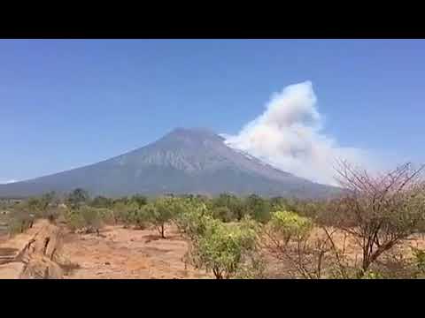 Alertă maximă în Indonezia în urma intensificării activităţii vulcanului Agung din Bali