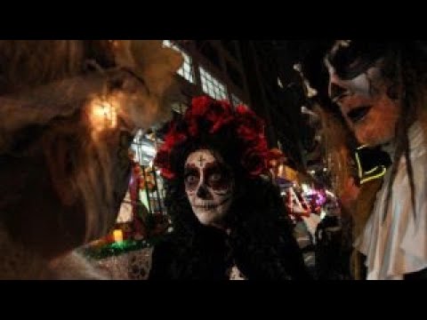 Parada de Halloween de la New York sfidează atentatul; printre victime sunt mulţi străini