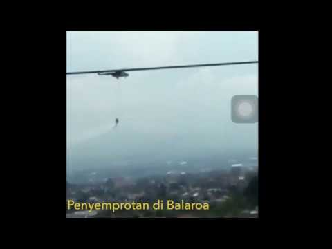 Autorităţile indoneziene dezinfectează zonele lovite de cutremur DIRECT din elicopter