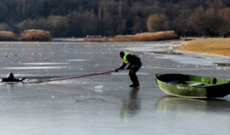 Tragedie la Chișinău: Un băiat de 14 ani a murit, după ce s-a prăbușit sub gheața iazului La Izvor
