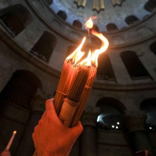 Lumina Sfântă s-a aprins în Biserica Sfântului Mormânt din Ierusalim – VIDEO