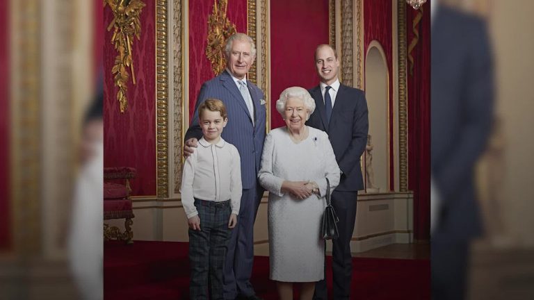 Un nou portret al reginei Marii Britanii alături de trei moştenitori ai tronului marchează începutul unei noi decade