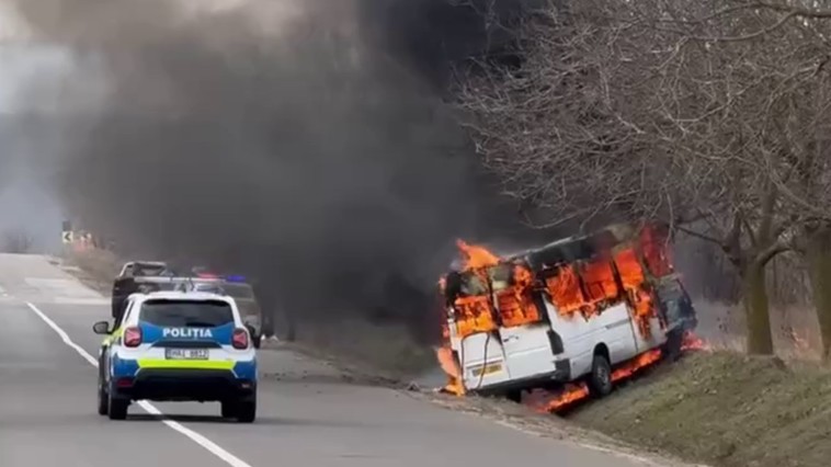 Noi detalii despre microbuzul care a luat foc la Ciobanovca. Șoferul era beat și s-a dat drept pasager