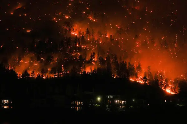 Mii de oameni evacuați în Canada din cauza unui incendiu de pădure