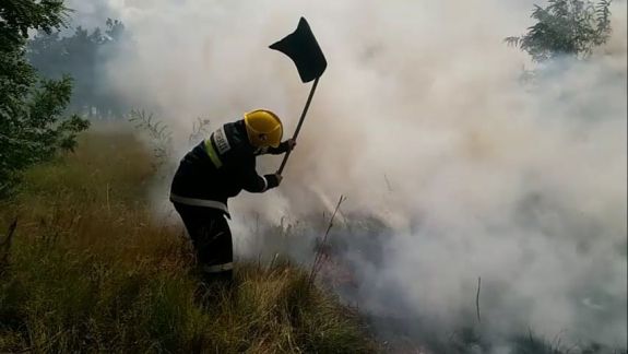 Pompierii au intervenit pentru stingerea a 77 de incendii în ultimele două zile