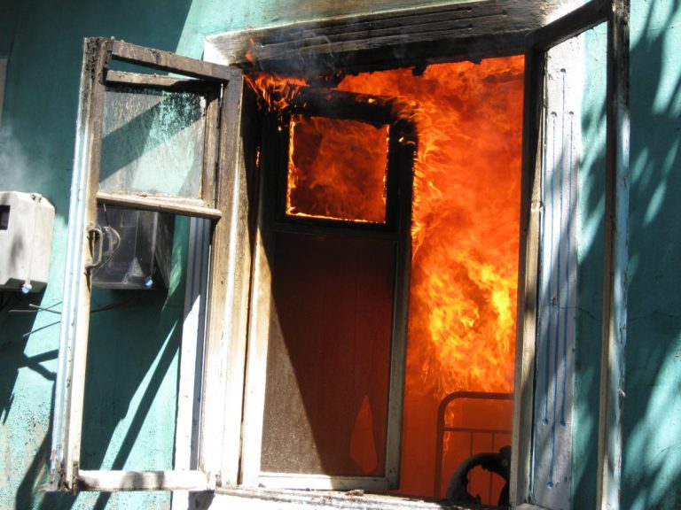 O persoană şi-a pierdut viaţa într-un incendiu izbucnit azi într-un bloc din sectorul Râșcani al Chişinăului