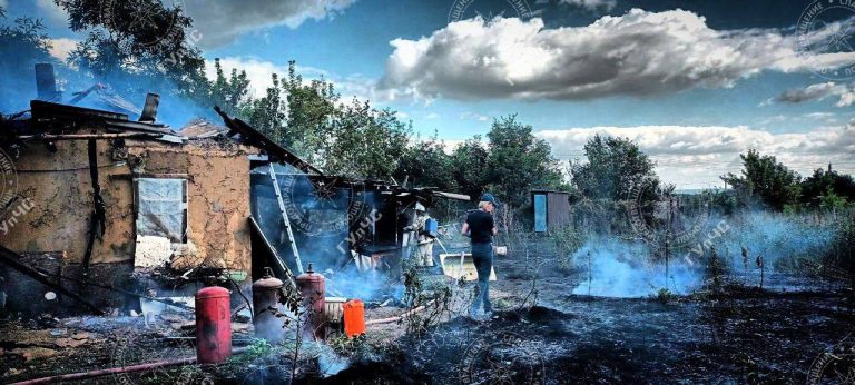Un incendiu de vegetație risca să ajungă la casele oamenilor
