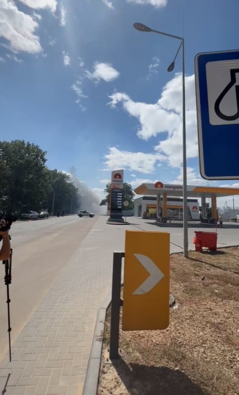 VIDEO// Pericol la Căușeni. Un incendiu de vegetație a izbucnit în apropierea unei stații PECO