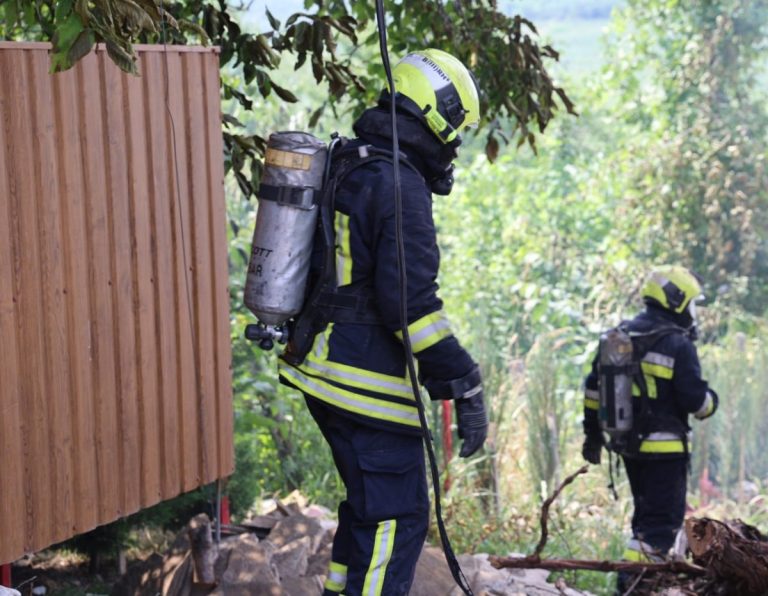 VIDEO/ O casă a luat foc la Goianul Vechi! Un bărbat s-a ales cu arsuri și a fost evacuat până la sosirea pompierilor