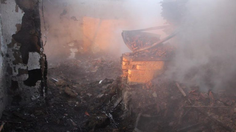Tragedie la Florești. Două cadavre carbonizate au fost găsite într-o casă mistuită de flăcări