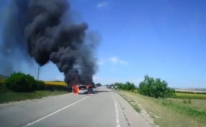 Un automobil a luat foc din mers pe traseul Bălți-Chișinău