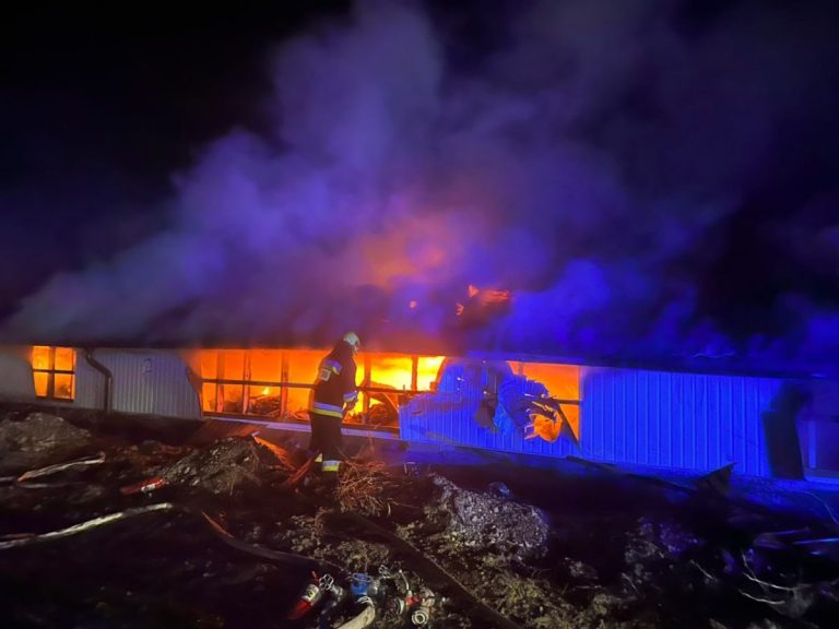 Incendiu devastator la Mirești. 8 echipaje de pompieri au luptat cu flăcările