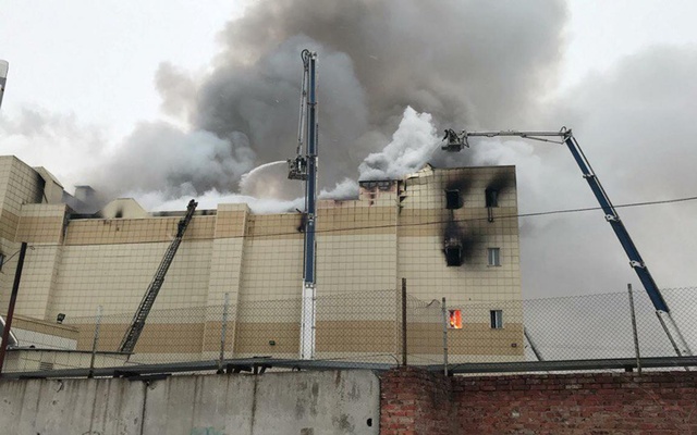 Mall-ul care a luat foc în Rusia a fost construit ilegal. Autorităţile operează noi arestări