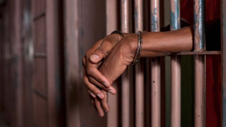 Ani grei de închisoare pentru individul care şi-a violat fiica vitregă