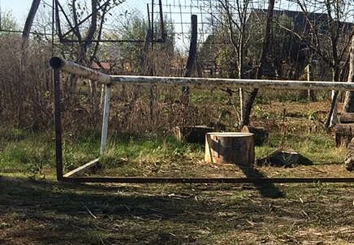 Fotbal cu final tragic în România după ce poarta unui teren de fotbal a căzut peste un copil