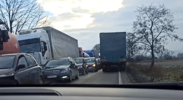 Bulgaria se răzbună pe austrieci: zeci de camioane cu marfă stau pe loc la granița Oryahovo