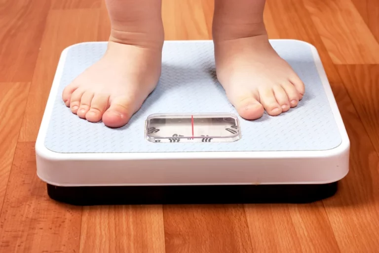 Obezitatea la copii, prevenită prin suplimentarea nutrienților luați de mămici înainte şi în timpul sarcinii