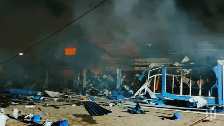 Supermarket și case lovite într-un nou atac cu drone și rachete balistice efectuat de ruși în Ucraina