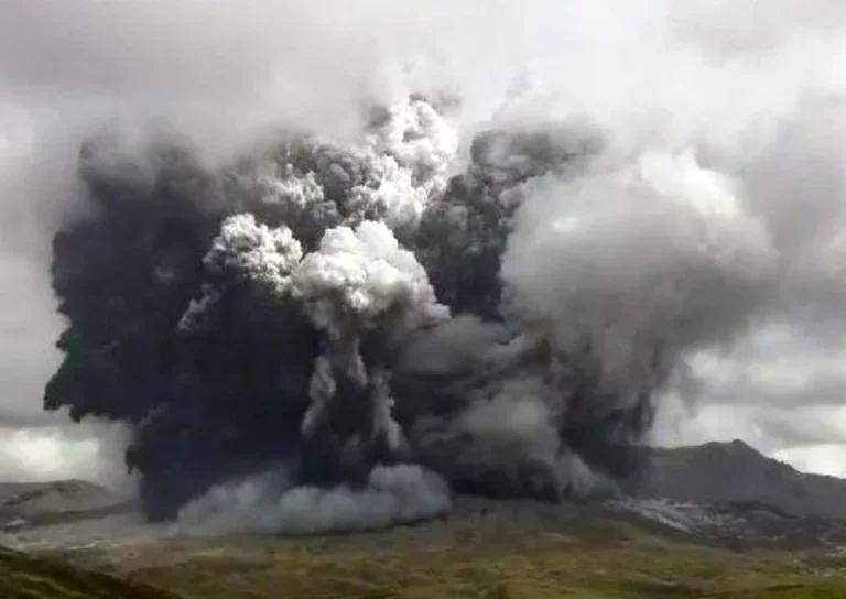 Un vulcan a erupt în Japonia aruncând cenuşă la cinci kilometri înălţime 