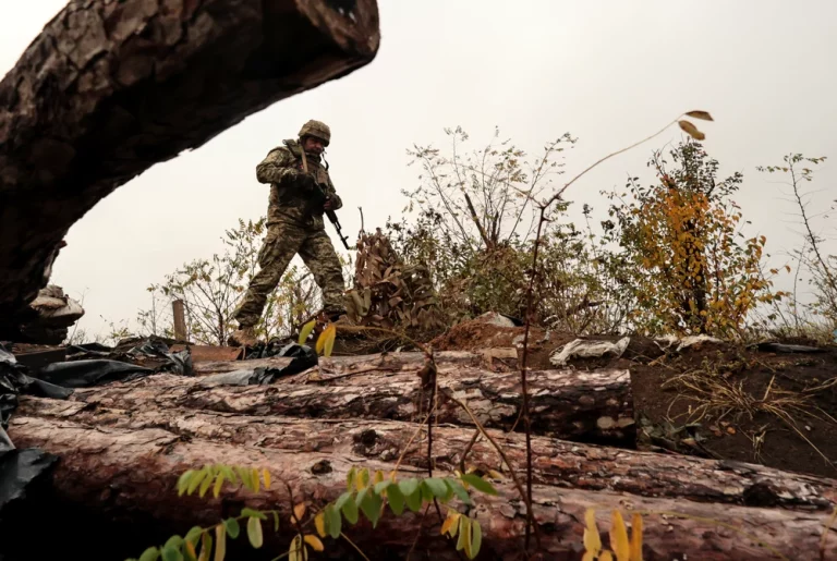 Câmpul de luptă din Ucraina, mai periculos ca niciodată: soldații nu se mai pot deplasa decât pe jos din cauza dronelor