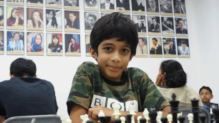Băiatul de 8 ani care a făcut istorie după ce a învins un mare maestru la șah. „Nu există nicio tradiție sportivă în familiile noastre“