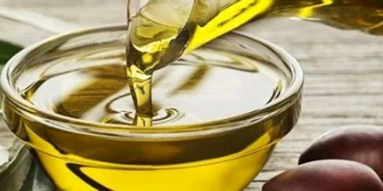 Uleiul de măsline extravirgin contrafăcut invadează piața. Cum poți verifica dacă produsul pe care îl cumperi este original