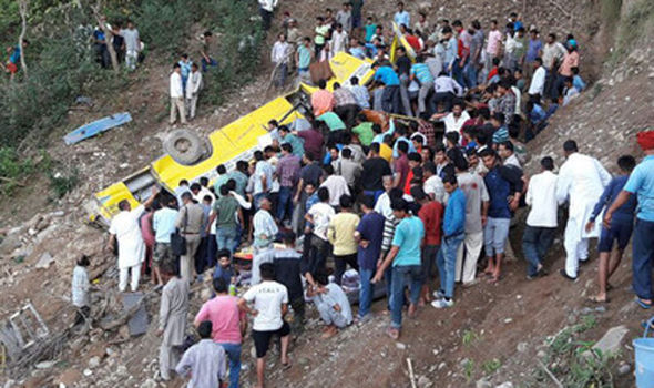 India : Cel puţin 30 de persoane, dintre care 27 de copii, au murit în urma prăbușirii unui autobuz într-o prăpastie