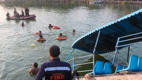 Cel puțin 12 copii s-au înecat într-un lac din India după ce o ambarcațiune de agrement s-a răsturnat